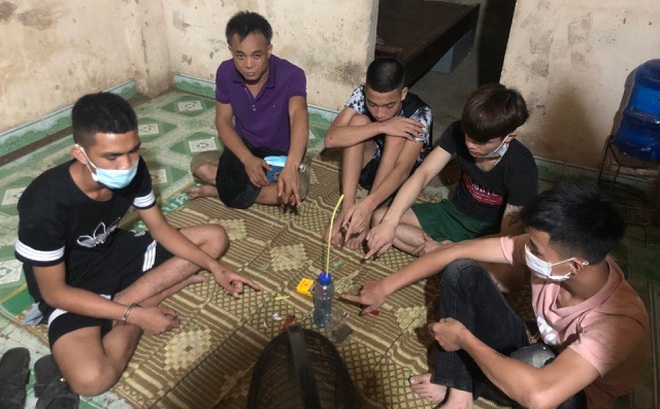 Giữa dịch COVID-19, 6 thanh niên ngồi 