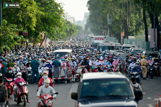 TP.HCM: Ùn tắc nhiều giờ, dân bỏ xe đi bộ qua chốt kiểm soát quận Gò Vấp - Ảnh 1.