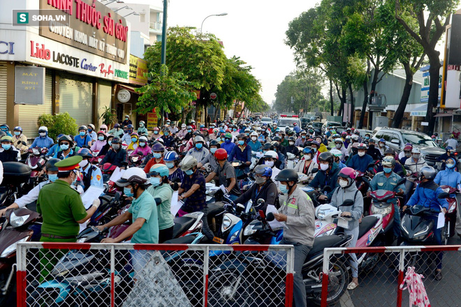 TP.HCM: Ùn tắc nhiều giờ, dân bỏ xe đi bộ qua chốt kiểm soát quận Gò Vấp - Ảnh 3.