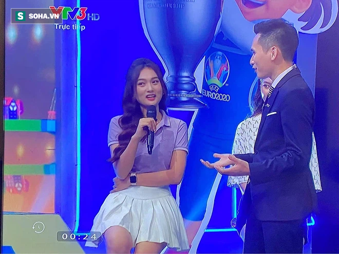 Cô gái xinh đẹp xuất hiện trong trận đấu chung kết Euro 2020: Mê Sông Lam Nghệ An từ bé, là mẫu ảnh có tiếng! - Ảnh 1.