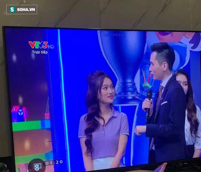 Cô gái xinh đẹp xuất hiện trong trận đấu chung kết Euro 2020: Mê Sông Lam Nghệ An từ bé, là mẫu ảnh có tiếng! - Ảnh 2.