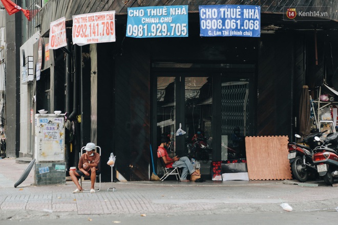 Mặt bằng nhà phố trung tâm Sài Gòn “kiệt sức” vì Covid-19: Chi chít bảng cho thuê nhưng chẳng ai ngó ngàng - Ảnh 2.