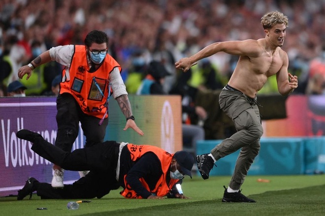Bóc profile chàng trai làm loạn chung kết Euro 2020: Hot boy 6 múi nhưng xuất thân của anh chàng mới thực sự gây bất ngờ - Ảnh 1.