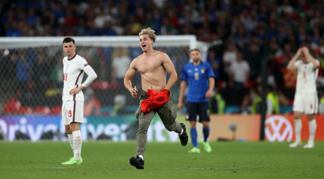 Bóc profile chàng trai làm loạn chung kết Euro 2020: Hot boy 6 múi nhưng xuất thân của anh chàng mới thực sự gây bất ngờ - Ảnh 2.
