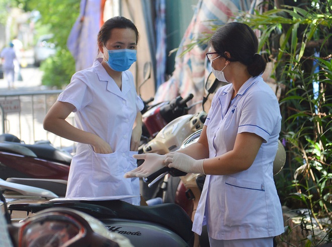 Cận cảnh gõ cửa từng nhà yêu cầu người dân khai báo y tế - Ảnh 2.