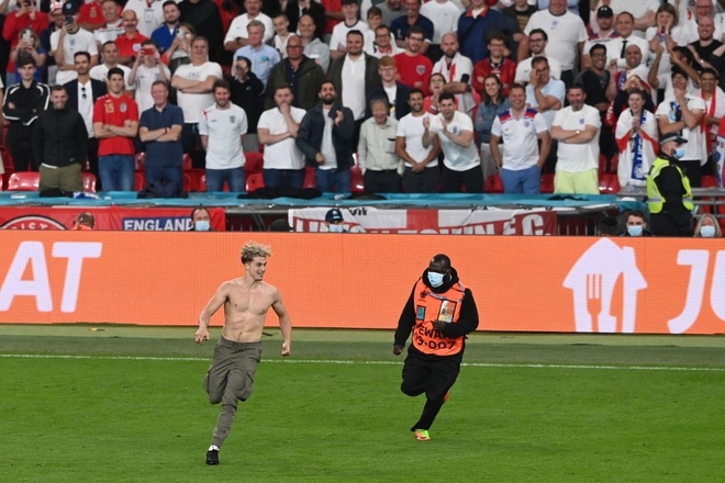 Bóc profile chàng trai làm loạn chung kết Euro 2020: Hot boy 6 múi nhưng xuất thân của anh chàng mới thực sự gây bất ngờ - Ảnh 3.