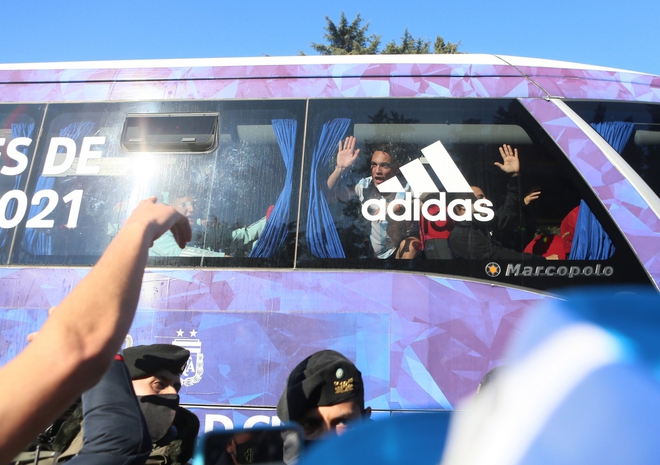 Messi gây xúc động khi mang chức vô địch Copa America trở về Argentina - Ảnh 5.