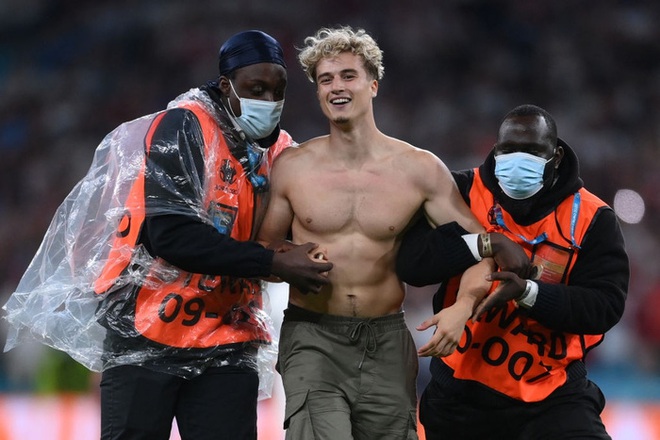 Bóc profile chàng trai làm loạn chung kết Euro 2020: Hot boy 6 múi nhưng xuất thân của anh chàng mới thực sự gây bất ngờ - Ảnh 7.