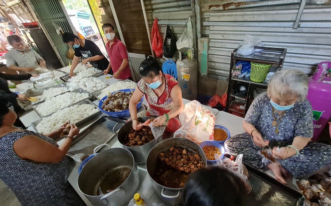 Nhóm lao động và công nhân ở quận 5 và quận 8, TP HCM cùng nấu cơm chia sẻ cho người bệnh và người khó khăn do dịch bệnh