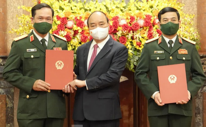 Chủ tịch nước trao Quyết định thăng quân hàm cho Đại tướng Phan Văn Giang và Thượng tướng Vũ Hải Sản. Ảnh: Nguyễn Minh