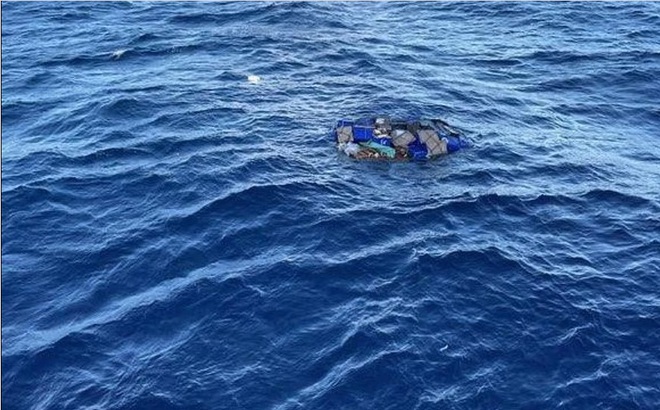 Một số đồ dùng trên máy bay nổi lên quanh khu vực máy bay lao xuống biển. Ảnh: US Coast Guard