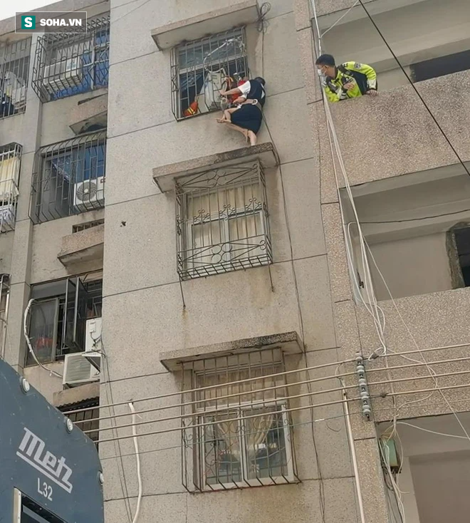 Bé trai 3 tuổi leo lên cửa sổ, cổ bị kẹt trên giá an toàn, pha cứu nguy suốt 30 phút của người mẹ gây thót tim - Ảnh 4.