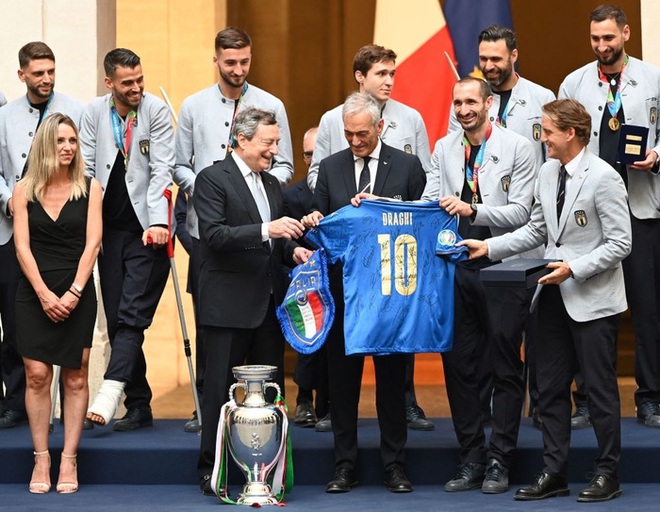 Italy diễu hành mừng chức vô địch Euro 2020: Cầu thủ cầm pháo sáng - Ảnh 1.