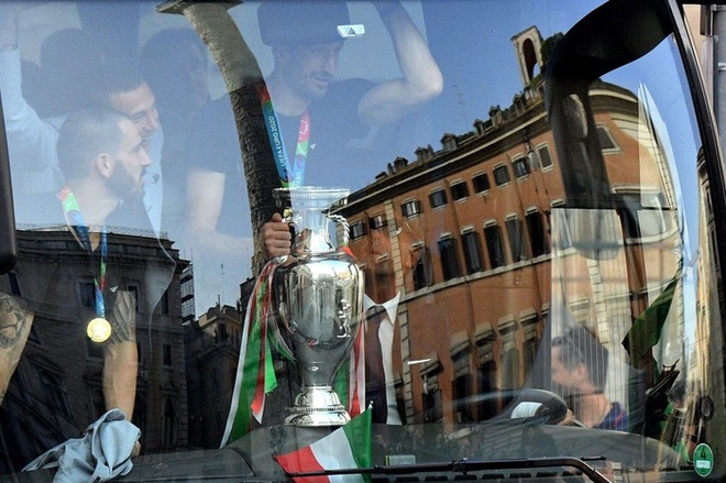 Italy diễu hành mừng chức vô địch Euro 2020: Cầu thủ cầm pháo sáng - Ảnh 2.