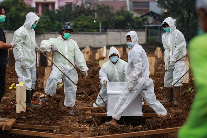 Indonesia lập đội lưu thông thi hài; WHO cảnh báo các nước đang làm điều nguy hiểm với vaccine COVID-19 - Ảnh 1.