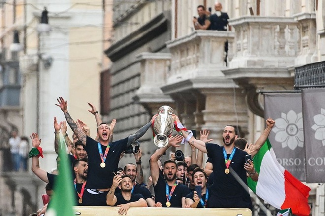 Italy diễu hành mừng chức vô địch Euro 2020: Cầu thủ cầm pháo sáng - Ảnh 3.