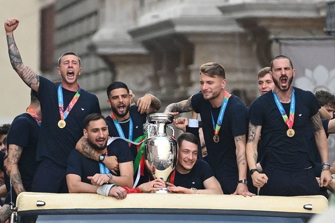Italy diễu hành mừng chức vô địch Euro 2020: Cầu thủ cầm pháo sáng - Ảnh 4.