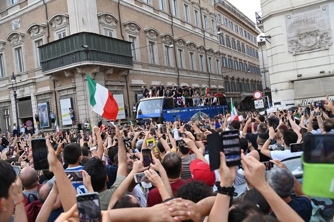 Italy diễu hành mừng chức vô địch Euro 2020: Cầu thủ cầm pháo sáng - Ảnh 6.