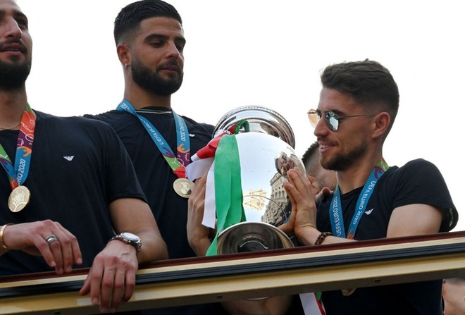 Italy diễu hành mừng chức vô địch Euro 2020: Cầu thủ cầm pháo sáng - Ảnh 7.