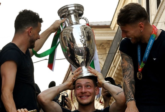 Italy diễu hành mừng chức vô địch Euro 2020: Cầu thủ cầm pháo sáng - Ảnh 8.