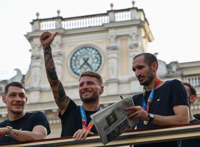 Italy diễu hành mừng chức vô địch Euro 2020: Cầu thủ cầm pháo sáng - Ảnh 9.