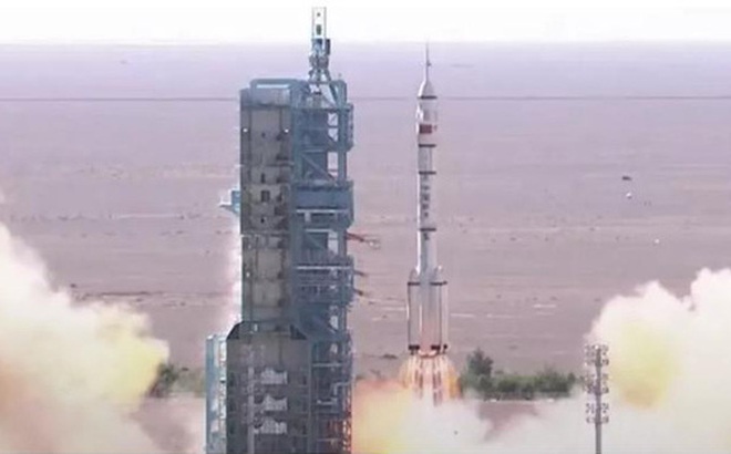 Tàu vũ trụ Thần Châu-12 của Trung Quốc trên bệ đỡ tên lửa Long March - 2F. Ảnh: Youtube