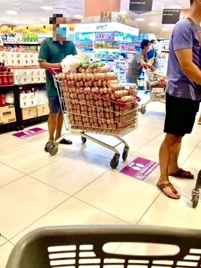 Sự thật sau bức ảnh người đàn ông tích trữ hàng chục vỉ trứng trong siêu thị vì sợ hết đồ ăn - Ảnh 1.