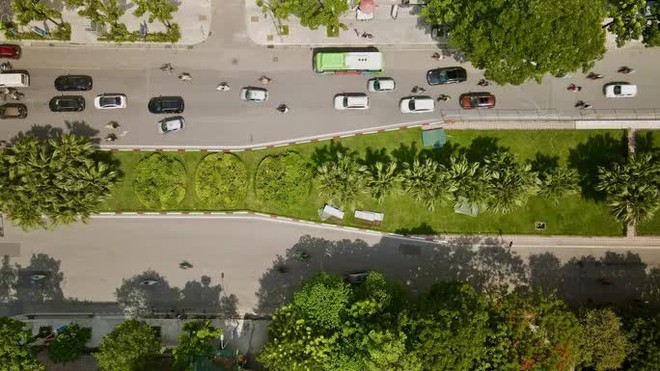 CLIP: Con đường đẹp nhất Hà Nội bị quây tôn, di dời hàng cây để mở rộng - Ảnh 6.