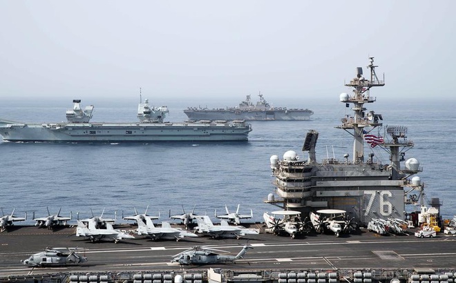 Tàu sân bay Ronald Reagan (CVN-76) cùng với tàu tàu tấn công đổ bộ USS Iwo Jima (giữa) và tàu sân bay Queen Elizabeth (ngoài cùng) tại buổi diễn tập. Ảnh: US Navy