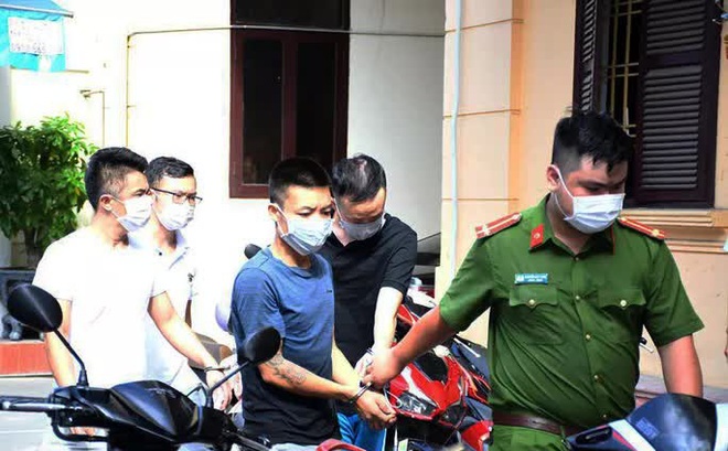 Các đối tượng bị bắt giữ được đưa về trụ sở Công an quận Lê Chân