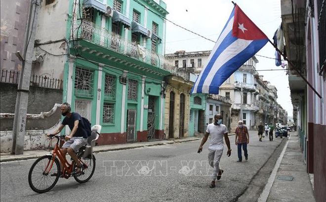 Người dân đeo khẩu trang phòng dịch COVID-19 tại La Habana, Cuba, ngày 9/7/2021. Ảnh: THX/TTXVN