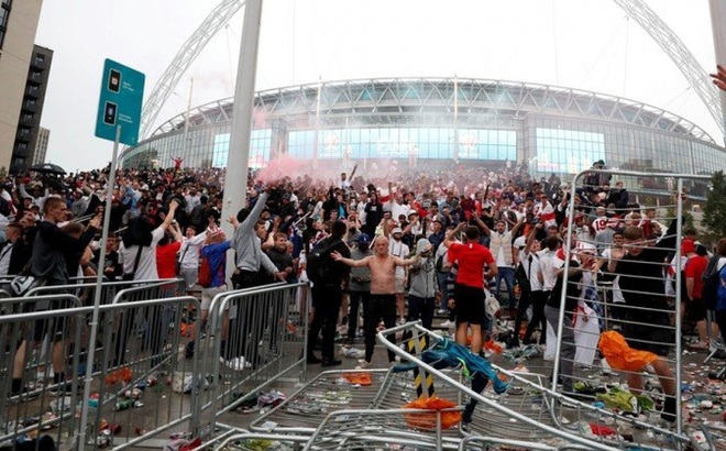 Cảnh tượng hỗn loạn ở sân Wembley trước khi bắt đầu trận chung kết EURO 2021. (Ảnh: Mirror).