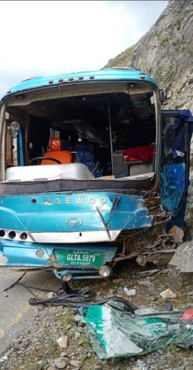 Pakistan: Xe buýt nổ tung lao xuống núi, 6 người TQ tử nạn, Bắc Kinh cảnh báo khẩn - Công dân bị tấn công! - Ảnh 1.