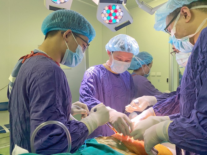 Thiếu niên 14 tuổi bị biến dạng khớp gối nặng do chậm trễ khám lại vì Covid-19 - Ảnh 1. Thiếu niên 14 tuổi bị biến dạng khớp gối nặng do chậm trễ khám lại vì Covid-19 - Ảnh 1.