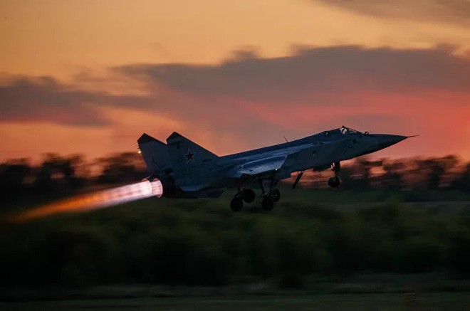Tướng Mỹ tiết lộ tin chấn động về âm mưu đảo chính của TT Trump - MiG-31 và Su-35 Nga xuất kích khẩn cấp đánh chặn B-52 Mỹ - Ảnh 1.