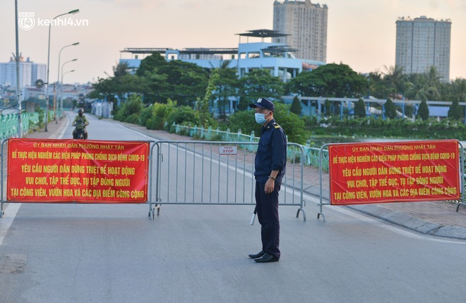 Hà Nội: Hồ Tây lập chốt chặn, hồ Gươm chăng rào kín vẫn không ngăn được... người dân tập thể dục - Ảnh 2.