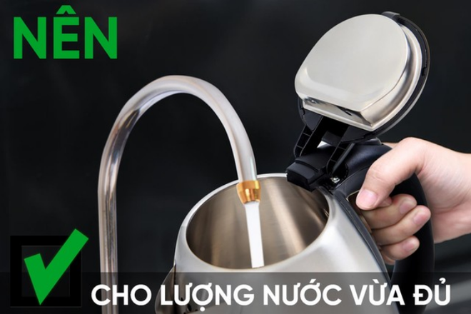 Cứ tưởng đun nước đổ đầy ấm sẽ tiết kiệm điện ai ngờ nhiều hiểm họa - Ảnh 3.