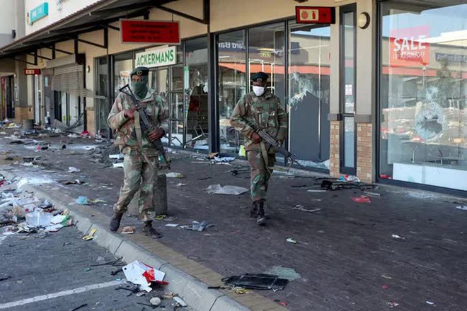 Nam Phi: Biểu tình lan rộng thành bạo loạn thảm khốc - Ảnh 3.