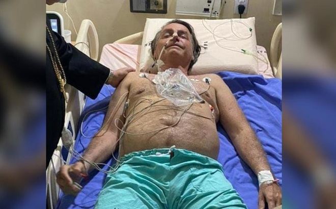 Ông Jair Bolsonar nằm trên giường bệnh trong bức ảnh đăng trên Facebook ngày 14/7. Ảnh: Facebook/jairmessias.bolsonaro