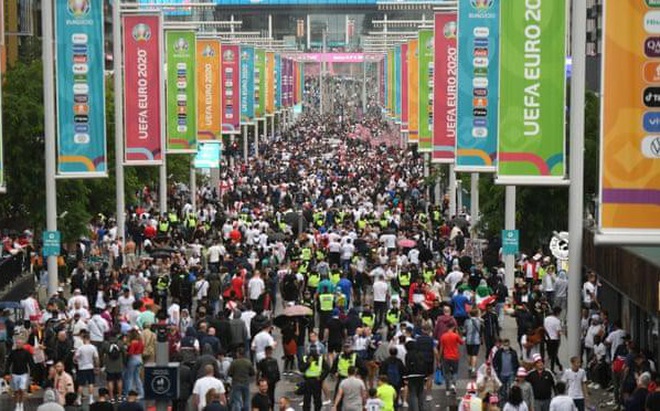 Người hâm mộ đổ về Wembley xem chung kết EURO 2020