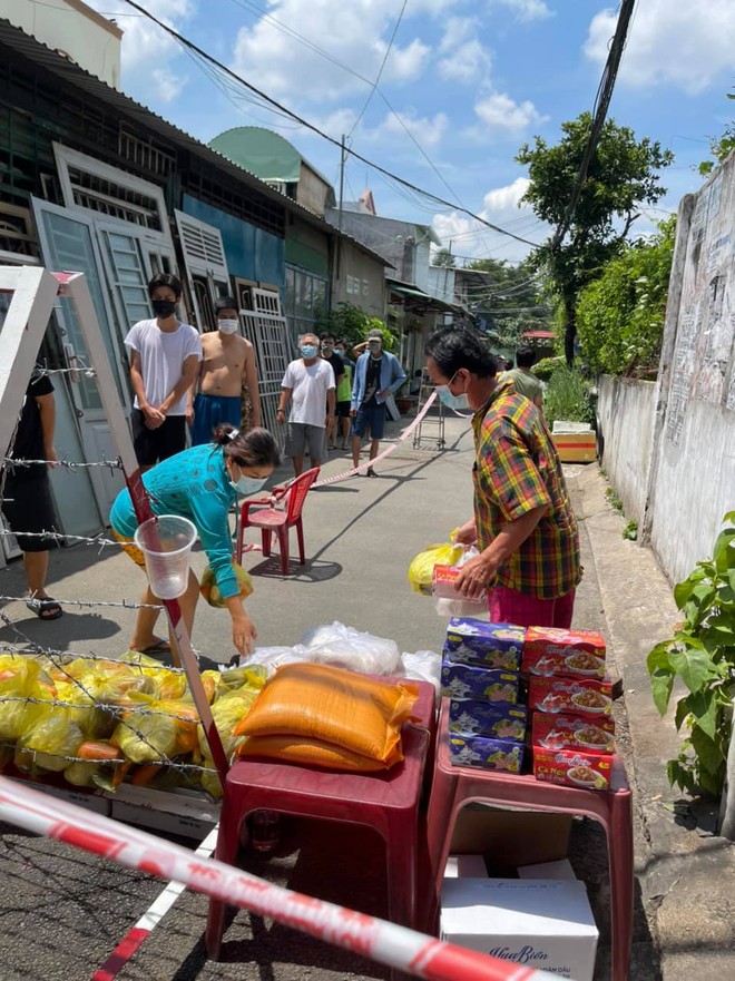 Xúc động và nể phục hành động của loạt nghệ sĩ Việt giữa đại dịch Covid-19 - Ảnh 2.