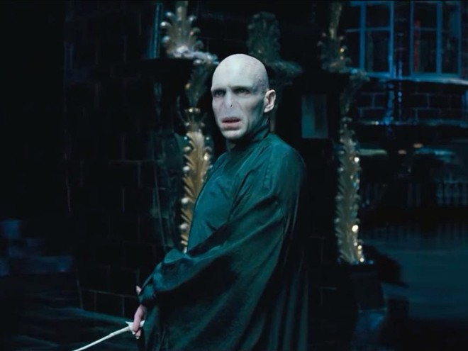 Vẻ ngoài thực sự của tài tử đóng Voldemort - phù thủy xấu xí, nguy hiểm nhất Harry Potter - Ảnh 2.