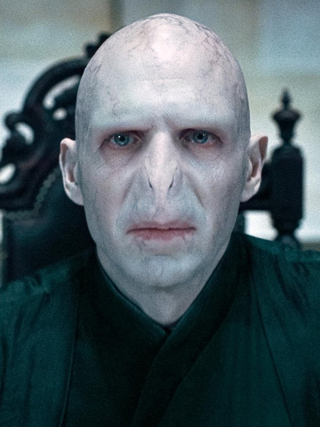 Vẻ ngoài thực sự của tài tử đóng Voldemort - phù thủy xấu xí, nguy hiểm nhất Harry Potter - Ảnh 3.