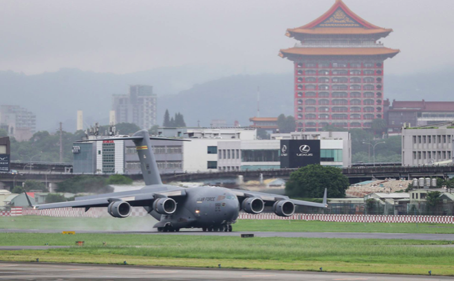 Chiếc máy bay vận tải quân sự C-17 Globemaster III hạ cánh xuống Đài Loan ngày 6/6. (Ảnh: Reuters)