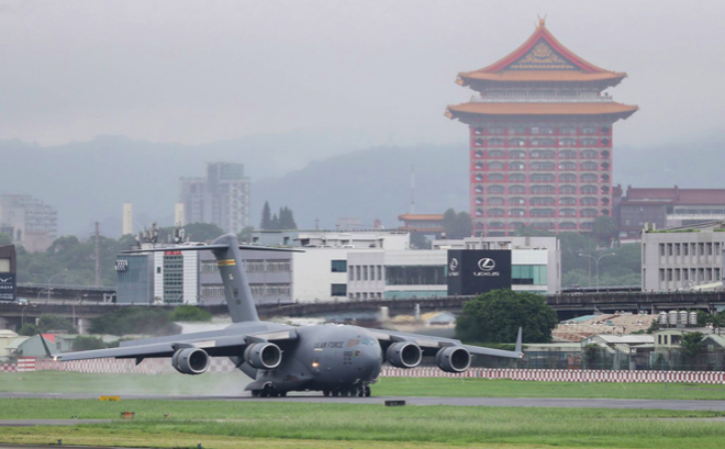 Chiếc máy bay vận tải quân sự C-17 Globemaster III hạ cánh xuống Đài Loan ngày 6/6. (Ảnh: Reuters)