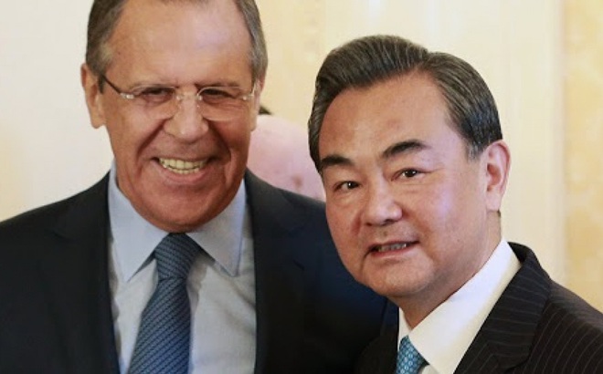 Ngoại trưởng Nga Sergey Lavrov (trái) và người đồng cấp Trung Quốc Vương Nghị. Ảnh: Brics-info.