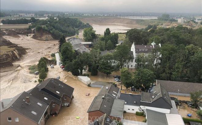 Cảnh ngập lụt do mưa lũ tại Cologne, Đức ngày 16/7/2021. Ảnh: AFP/TTXVN