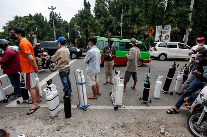 Bệnh viện quá tải, Indonesia đang rơi vào “hố đen” Covid-19 giống Ấn Độ - Ảnh 2.