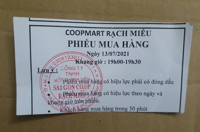 TP.HCM: Siêu thị mang bắp cải, cà chua Đà Lạt… ra bãi xe bán giá sốc - Ảnh 2.