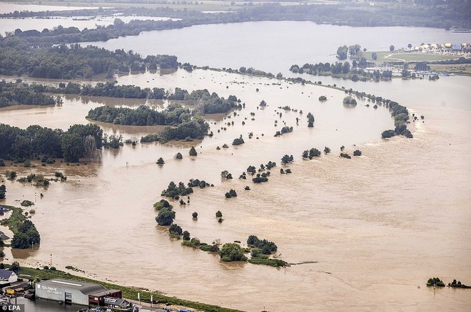Lũ lụt ngàn năm có một ở Đức: Đập xuất hiện vết nứt, uy hiếp khu vực 4.500 người - Ảnh 4.